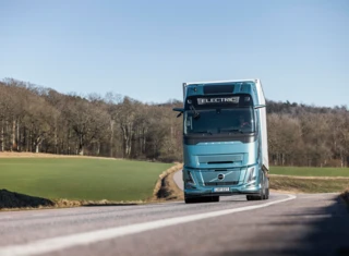 Volvo FH Aero Electric in landschap