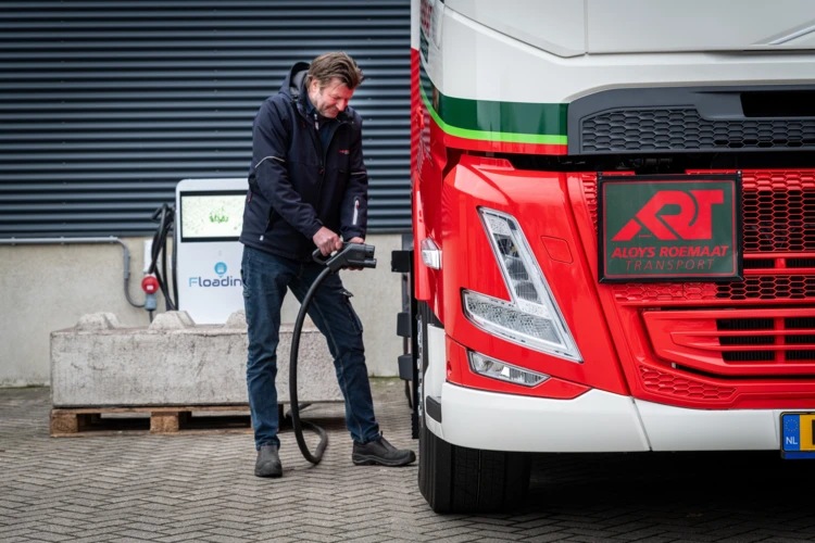 150ste Volvo-truck voor Aloys Roemaat Transport is FM Electric 8
