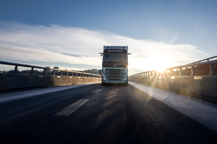 Paashuis-Volvo-Trucks-FH-Electric-01