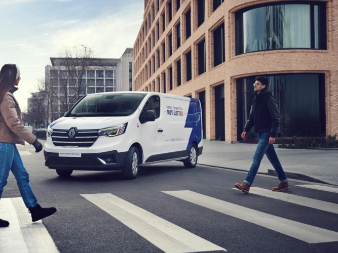 Paashuis-Renault-Trucks-Trafic-E-TECH-rijdend