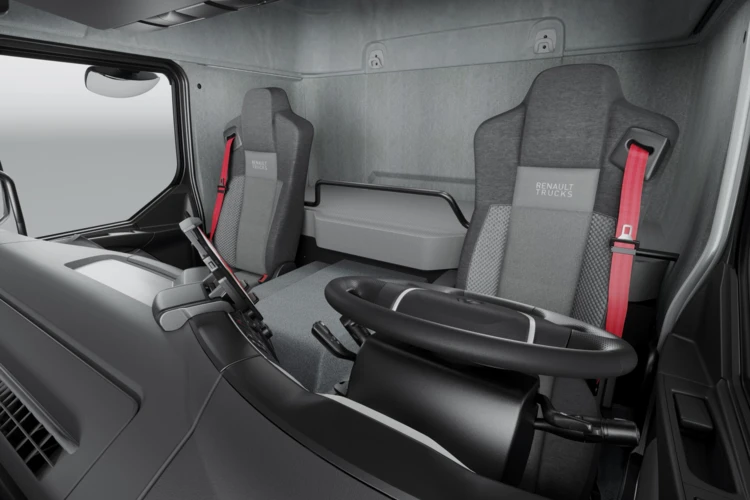 Paashuis-Renault-Trucks-cabine-d-wide