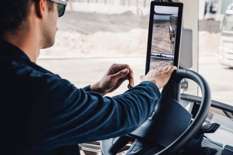 Chauffeur achter stuur van Volvo FH met Camera Monitor System