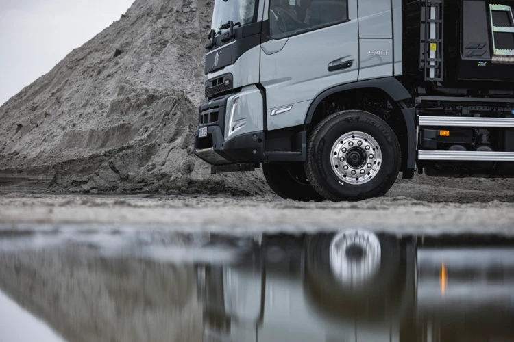 Paashuis-Volvo-Trucks-FMX-14