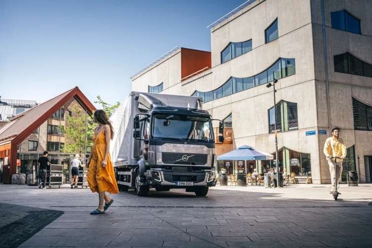 Paashuis-Volvo-Trucks-FL-10